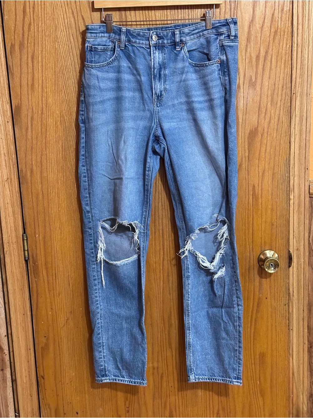 American Eagle Outfitters Light Blue Distressed Mom Jeans sz 12 x long
